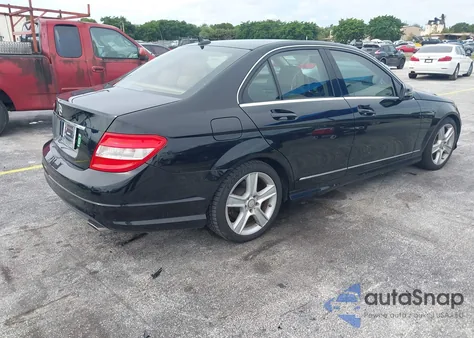 2010 Mercedes-Benz C 300 Sport z USA, uszkodzony, nr VIN WDDGF5EB1AR113687